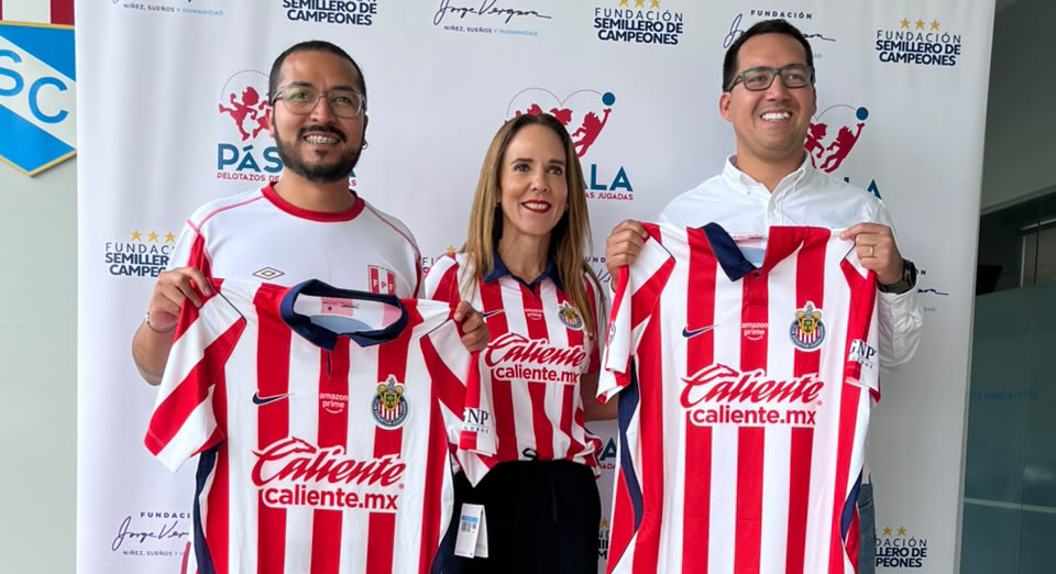 Chivas y Sporting Cristal se unen en una alianza histórica para impulsar el fútbol como herramienta de desarrollo en Cantagallo